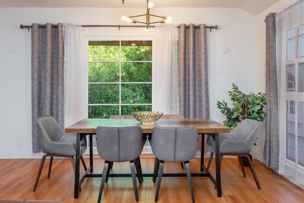 Luxury Living: Spacious 3br Los Angeles